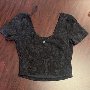 Lululemon cropped active top marbled print
